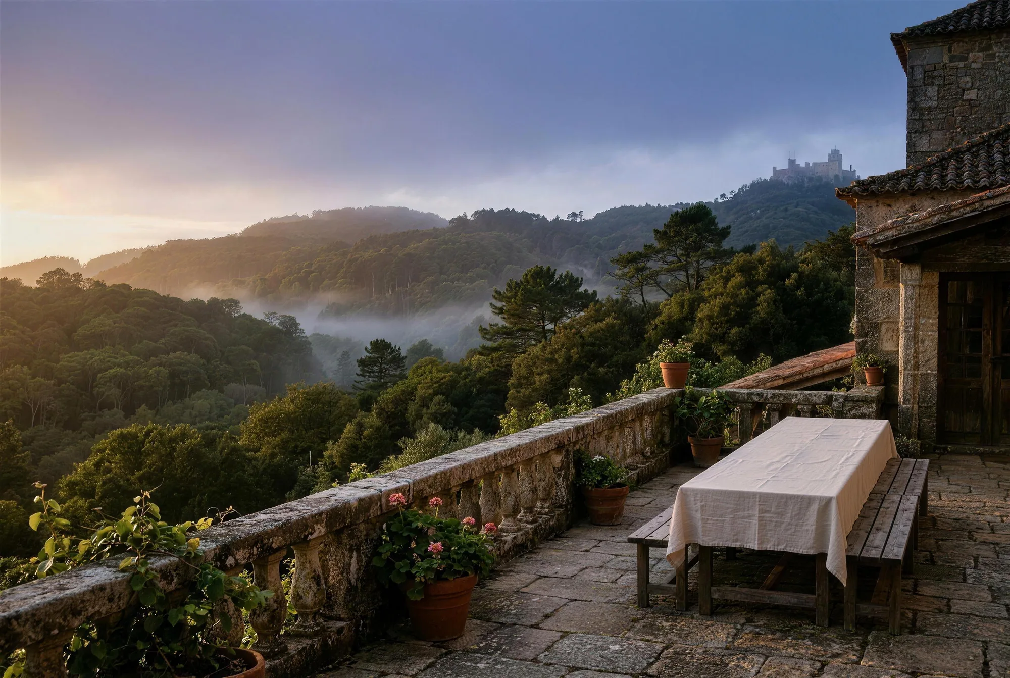 Terraço de pedra de uma quinta sobre a serra de Sintra.